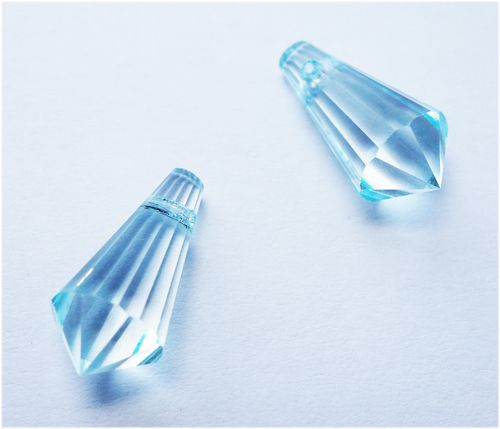 PD181 Light Blue Drop 18x9 Preciosa